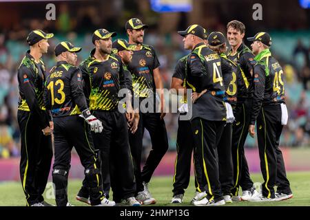 Sydney, Australie. 11th févr. 2022. Pat Cummins d'Australie célèbre le cricket avec ses coéquipiers lors du premier match de la série internationale T20 entre l'Australie et le Sri Lanka au Sydney Cricket Ground, le 11 février 2022 à Sydney, en Australie. (Usage éditorial seulement) Credit: Izhar Ahmed Khan/Alamy Live News/Alamy Live News Banque D'Images