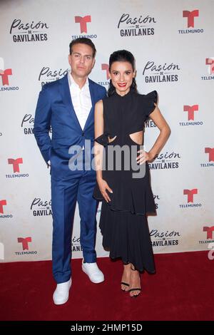 Miami, États-Unis d'Amérique. 10th févr. 2022. MIAMI, FL-FEB 10: Juan Alfonso Baptista et Paola Rey marchent le tapis rouge à la projection de la Psion de Gavilanes 2 par Telemundo Miami le 10 février 20222 à Miami, Floride. (Photo par Alberto E. Tamargo/Sipa USA) crédit: SIPA USA/Alay Live News Banque D'Images