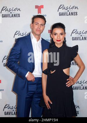 Miami, États-Unis d'Amérique. 10th févr. 2022. MIAMI, FL-FEB 10: Juan Alfonso Baptista et Paola Rey marchent le tapis rouge à la projection de la Psion de Gavilanes 2 par Telemundo Miami le 10 février 20222 à Miami, Floride. (Photo par Alberto E. Tamargo/Sipa USA) crédit: SIPA USA/Alay Live News Banque D'Images