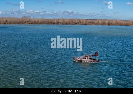 Bateau de pêche sur le Danube près de Smederevo, Serbie Banque D'Images