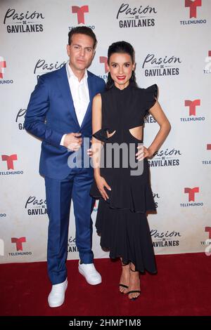 Miami, États-Unis d'Amérique. 10th févr. 2022. MIAMI, FL-FEB 10: Juan Alfonso Baptista et Paola Rey marchent le tapis rouge à la projection de la Psion de Gavilanes 2 par Telemundo Miami le 10 février 20222 à Miami, Floride. (Photo par Alberto E. Tamargo/Sipa USA) crédit: SIPA USA/Alay Live News Banque D'Images