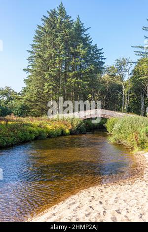 Un pont au-dessus de Saddell Water juste avant qu'il entre dans la mer à Saddell Bay sur la péninsule de Kintyre, Argyll & Bute, Écosse Royaume-Uni Banque D'Images