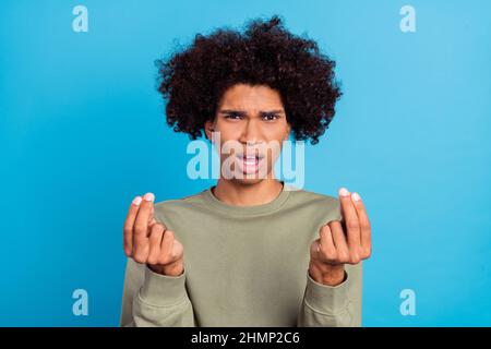 Photo de jeune gars montrer les doigts demander de l'argent querel conflit en colère fou isolé sur fond bleu de couleur Banque D'Images