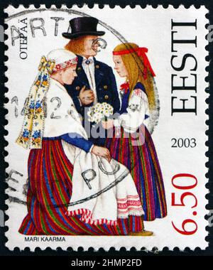 ESTONIE - VERS 2003: Un timbre imprimé en Estonie montre le Costume folklorique d'Otepaa, homme, femme et fille, vers 2003 Banque D'Images