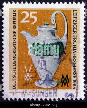 ALLEMAGNE - VERS 1985: Un timbre imprimé en Allemagne montre la porcelaine pot, Meissen, vers 1985 Banque D'Images