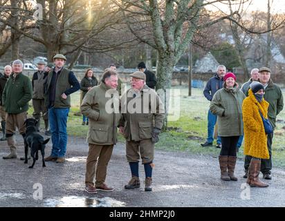 Abertour, Moray, Royaume-Uni. 11th févr. 2022. C'est une scène du jour d'ouverture officiel de la pêche au saumon sur la rivière Spey à Abertour, Moray, Écosse, le 11 février 2022. CONTENU DE LA PHOTO : les pêcheurs se rassemblent pour l'ouverture. Credit: JASPERIMAGE / Alamy Live News Banque D'Images