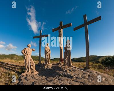 Altura, Espagne. 7 juillet 2021. La crucifixion de Jésus-Christ au sommet d'une colline. Auteur inconnu. Banque D'Images