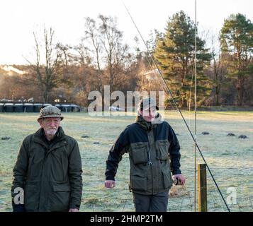 Abertour, Moray, Royaume-Uni. 11th févr. 2022. C'est une scène du jour d'ouverture officiel de la pêche au saumon sur la rivière Spey à Abertour, Moray, Écosse, le 11 février 2022. CONTENU DE L'IMAGE : Fisher attend patiemment. Credit: JASPERIMAGE / Alamy Live News Banque D'Images