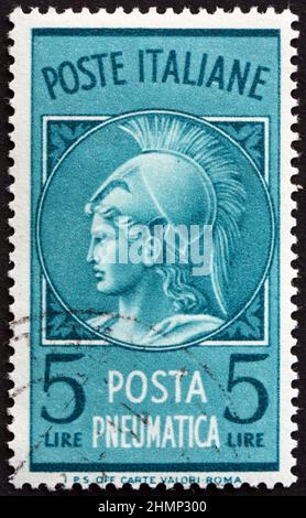 ITALIE – VERS 1947 : un timbre imprimé en Italie montre Minerva, est la déesse romaine de la sagesse et de la guerre stratégique, vers 1947 Banque D'Images