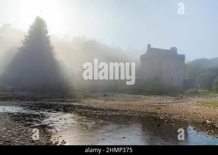 Brume de mer se déroulant sur le château de Saddell datant du 16th siècle, sur les rives du détroit de Kilbannan, près de Saddell sur la péninsule de Kintyre, Argyll & Bute, Écosse Banque D'Images