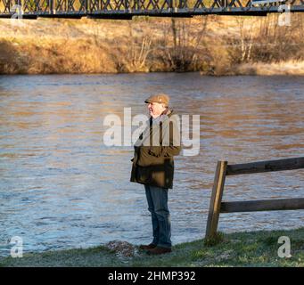 Abertour, Moray, Royaume-Uni. 11th févr. 2022. C'est une scène du jour d'ouverture officiel de la pêche au saumon sur la rivière Spey à Abertour, Moray, Écosse, le 11 février 2022. CONTENU DE L'IMAGE: Montres locales les pêcheurs crédit: JASPERIMAGE/Alay Live News Banque D'Images