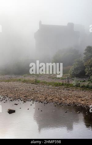 Brume de mer se déroulant sur le château de Saddell datant du 16th siècle, sur les rives du détroit de Kilbannan, près de Saddell sur la péninsule de Kintyre, Argyll & Bute, Écosse Banque D'Images