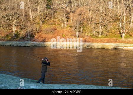 Abertour, Moray, Royaume-Uni. 11th févr. 2022. C'est une scène du jour d'ouverture officiel de la pêche au saumon sur la rivière Spey à Abertour, Moray, Écosse, le 11 février 2022. CONTENU DE L'IMAGE: Scott Mellis Fishing Credit: JASPERIMAGE/Alay Live News Banque D'Images