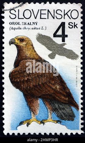 SLOVAQUIE - VERS 1994: Un timbre imprimé en Slovaquie montre l'aigle doré, aquila chrysaetos, oiseau de proie, vers 1994 Banque D'Images