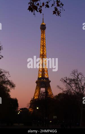 La tour Eiffel célèbre monument parisien classique au coucher du soleil Banque D'Images