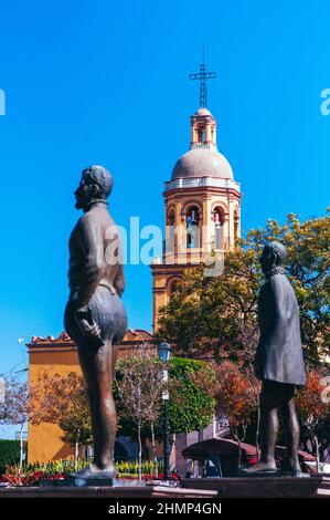 Statues avec église Queretaro dans le centre historique de Queretaro Banque D'Images