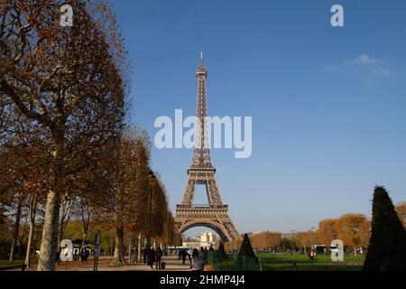 La tour Eiffel célèbre monument de Paris Banque D'Images