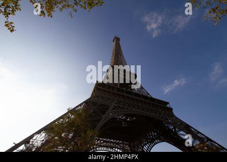 La tour Eiffel célèbre monument de Paris Banque D'Images