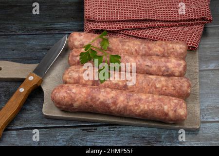 Saucisses de Toulouse sur une planche de bois Banque D'Images