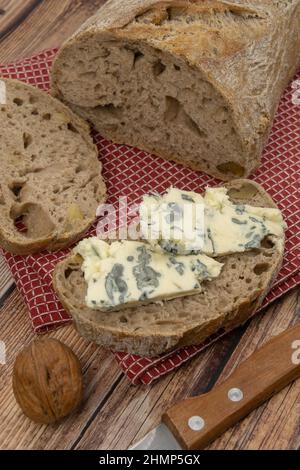 tranche de pain aux noix au fromage roquefort sur fond de bois Banque D'Images