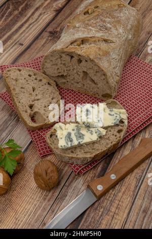 tranche de pain aux noix au fromage roquefort sur fond de bois Banque D'Images