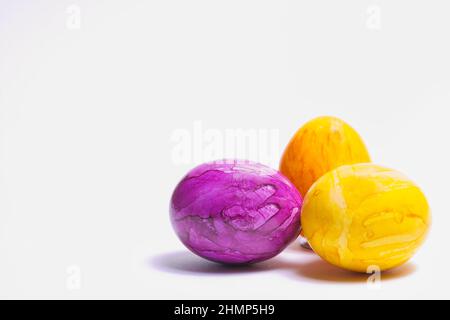 Œufs de poulet bouillis colorés couchés Banque D'Images