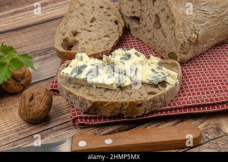 tranche de pain aux noix au fromage roquefort sur fond de bois Banque D'Images