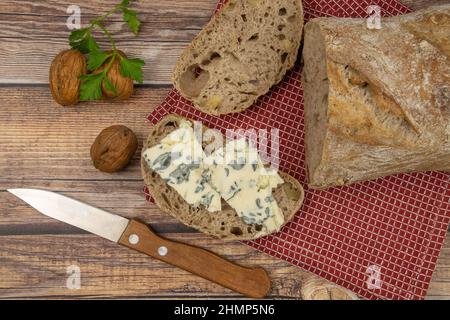 tranche de pain aux noix au fromage roquefort sur fond de bois Banque D'Images