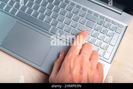 Homme main sur ordinateur portable. Utilisation de l'ordinateur dans le travail, l'étude, l'achat en ligne, la communication. Technologies numériques dans la vie commune. Photo de haute qualité Banque D'Images