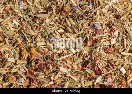 Toile de fond de texture de tisane de prairie alpine. Mélanger le thé avec les fruits secs et les fleurs séchées. Fond de thé. Banque D'Images