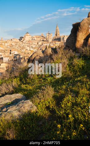 Toledo - Cathédrale et Jésuites et d'autres églises et de la vieille ville dans la lumière du matin et les rochers Banque D'Images