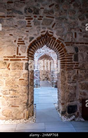 Ortakoy, Istanbul - TURQUIE - février 11 2022 : l'exposition "lignes de site" qui rassemble l'art, l'histoire de l'art, l'archéologie et l'anthropologie Banque D'Images