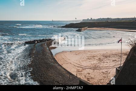 Les vagues s'écrasant sur le mur de la mer de Victoria à Cullercoats Harbour, North Tyneside, Royaume-Uni Banque D'Images