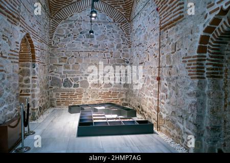 Ortakoy, Istanbul - TURQUIE - février 11 2022 : l'exposition "lignes de site" qui rassemble l'art, l'histoire de l'art, l'archéologie et l'anthropologie Banque D'Images