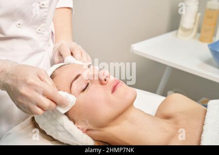 Préparation du massage du visage.Mains du médecin.Jolie patiente.Soins de beauté Banque D'Images