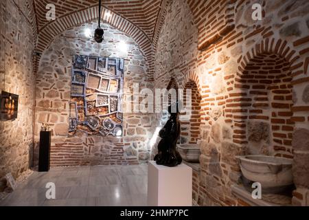 Ortakoy, Istanbul - TURQUIE - février 11 2022 : l'exposition "lignes de site" qui rassemble l'art, l'histoire de l'art, l'archéologie et l'anthropologie Banque D'Images