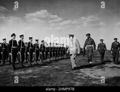 Le Premier ministre britannique Winston Churchill examine la garde d'honneur à l'aéroport de Gatow à Berlin, en Allemagne. Auteur inconnu. 15 juillet 1945. Banque D'Images