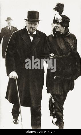 M. et Mme Winston Spencer Churchill. 1915. Auteur inconnu. Banque D'Images