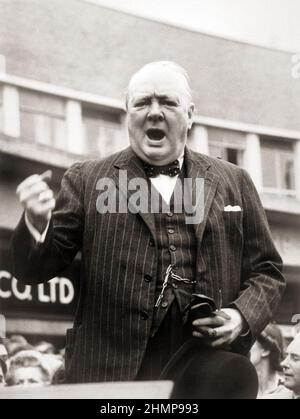 Le Premier ministre Winston Churchill prononce un discours à Uxbridge, Middlesex, lors de la campagne électorale générale du 27 juin 1945. Banque D'Images