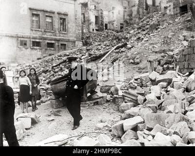 Winston Churchill inspecte les dommages causés par un raid aérien dans le chantier naval de la Valette, à Malte, le 19 novembre 1943. Photo par Oulds D C (Lt), Royal Navy. Banque D'Images