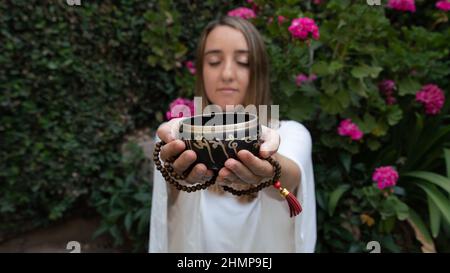 femme jouant au bol de chant tibétain Banque D'Images