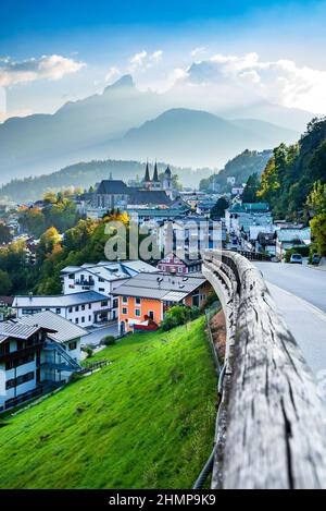 Berchtesgaden, Allemagne. Station balnéaire de montagne avec Watzmann Mt. Paysage d'automne en bavière allemande. Banque D'Images