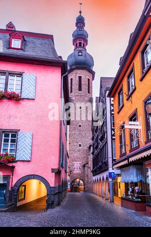 Cochem, Allemagne.Ville historique romantique sur la vallée de la Moselle, Rhénanie-Palatinat dans les couleurs rouges de l'automne Banque D'Images