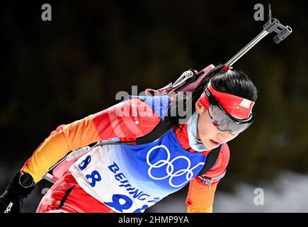 Zhangjiakou, province chinoise du Hebei. 11th févr. 2022. Ding Yuxin, de Chine, participe au sprint féminin de biathlon 7,5km au National Biathlon Centre de Zhangjiakou, dans la province de Hebei, dans le nord de la Chine, le 11 février 2022. Credit: Guo Cheng/Xinhua/Alamy Live News Banque D'Images