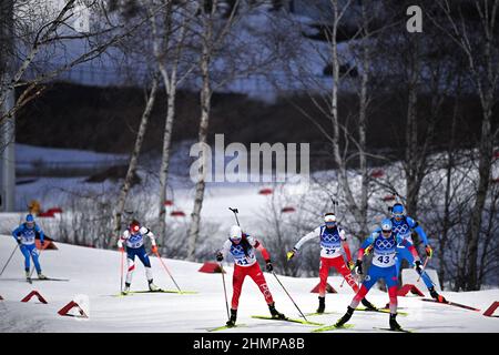 Zhangjiakou, province chinoise du Hebei. 11th févr. 2022. Les athlètes participent au sprint féminin de biathlon 7,5km au Centre national de biathlon de Zhangjiakou, dans la province de Hebei, dans le nord de la Chine, le 11 février 2022. Credit: Guo Cheng/Xinhua/Alamy Live News Banque D'Images