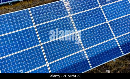 Vol aérien avec vue sur drone au-dessus des panneaux de la station d'énergie solaire. Vue de dessus de l'antenne Banque D'Images