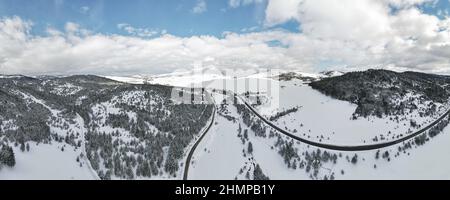 Vue panoramique aérienne de la banlieue Vodice en hiver matin, Paysage sur la montagne Zlatibor, Serbie. Vue de drone Banque D'Images