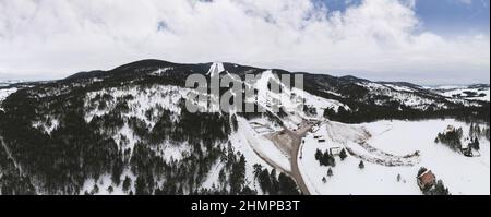 Vue aérienne de la route et du centre de ski Tornik , le point le plus haut de la montagne Zlatibor, Serbie. Hiver Banque D'Images