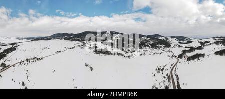 Vue aérienne de la route et du centre de ski Tornik , le point le plus haut de la montagne Zlatibor, Serbie. Hiver Banque D'Images