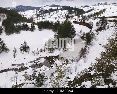 Paysage d'hiver avec rivière rocheuse, montagne du Zlatibor et rivière Crni Rzav. Zlatibor, Serbie Banque D'Images